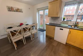 Charming 5-Bedroom Townhouse in Central Gloucester - Image 3