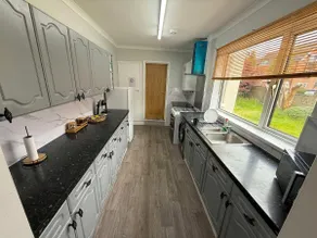 Zen-Inspired Flat - Easy Access to Central Reading - Image 4