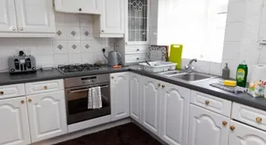 3 bed home sleeps 8 people located 1 min from train stop - Otley Terrace - Image 3