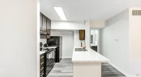 Bright & Stylish 1BR Free WiFi Free Parking - Image 4