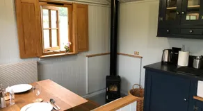 Deer Lodge Shepherds Hut - Image 4