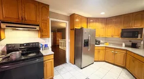 Surrey Guesthouse near King George Blvd - Free Parking & Wi-Fi - Image 3