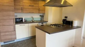 Bright 1BDR Apartment with Park Views in Leyton - Image 3