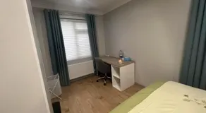 Modern Ensuite Double Bedroom in Dundrum - Image 4