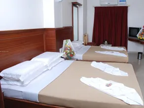 SNT Comforts Hotel - Image 5