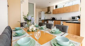 Comfortable 3-Storey House with Free Car Parking - Image 2