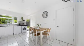 3 bed, 2 Bath, Sleeps 6, with Free Parking & WiFi, ideal for contractors and families - Image 5