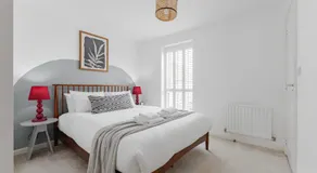 Stylish & Chic 3 bed House - Image 2
