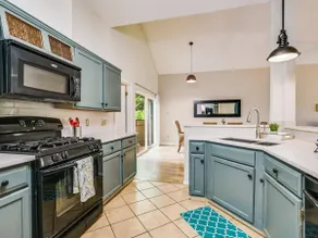 Cozy & Open 4BR Home with Loft on Greenbelt - Image 3