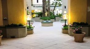 Terrasse vue piscine et apercu mer pour 4 personnes avec garage - Image 4