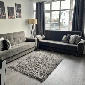 Sleek 2 Bed Oasis Croydon, Sleeps 6 - Image 3