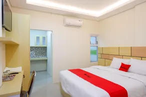 RedDoorz Plus near Pasar Gede Solo - Image 2