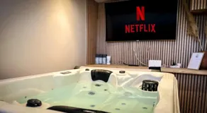 L'Amaryllis, suite romantique Jacuzzi et Parking - Image 3