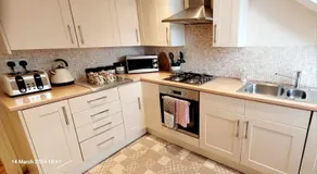 Apartment 4 - striking, 2 bedroom luxury apartment - close to town, mainline rail & theatre - Image 5