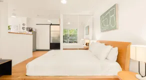 Cozy Open-Plan Studio With Pool Access Near Wharf - Image 2