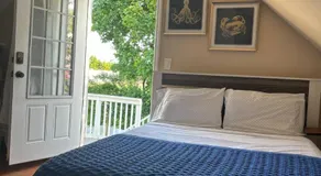 Serene Retreat near JFK Private Balcony, Yard, and Pool Access - Image 2