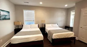 25 Lux Room 5 - 2 Queen Beds, Shared Bathroom - Nonsmoking - Image 2