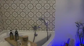 Suite Une Bulle d Evidence avec baignoire spa - Image 3