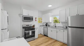Bloomfield, Shadyside !A Modern and Bright Private Bedroom with Shared Bathroom - Image 3