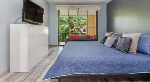 3rd-floor space with modern décor recently renovated viewing over pool in Coco - Image 2