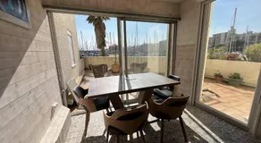 Appartement rénové 1 chambre + cabine, parking privé, à 400m de la plage - Image 3