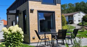 Bohnapartments-HoimBracht Eggenthal-Tiny Houses-Parkplatz-mit Hund - Image 3