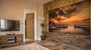 Deluxe Rustic Charlestown Themed Apartment - Image 2