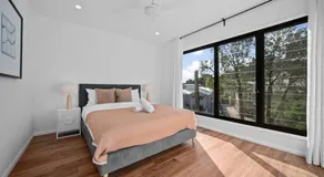 Comfortable 4 Bedroom Family Home with 3 Bathrooms and Air Conditioning - Image 2