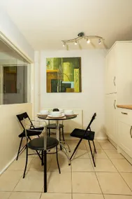 Charming and Cosy Home- Sleeps 4, Free Parking, Private Patio - Steps from Warwick Castle & Town! Perfect for Workstations, Races and Cotswolds Getaways! Book Now - Image 4