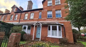 The Shrubbery-Superb Modern home-6 beds-sleeps 11 - Image 4