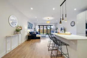 Luxurious five bedroom house - Image 3