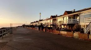 Lovely 1-bedroom flat within minutes from the beach! - Image 3