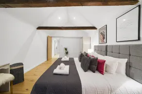 Eton House-Stunning-Castle views-5Bed-Free-Parking - Image 2
