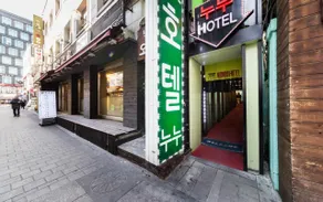 Noo Noo Hotel - Image 4