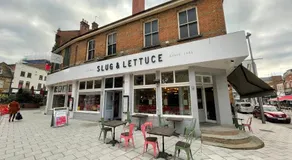 Stylish 1 bedroom flat with free parking - Image 4