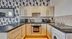 Cosy Central 2-Bed Flat City View & Parking - Image 2