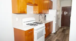 Emerald Room at Brighton Beach 2Min Walk to Ocean n Subway Chic Stay - Image 4