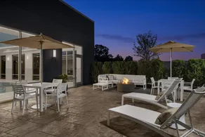 Hampton Inn And Suites Long Island - Image 3