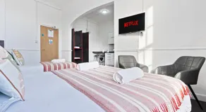 Modern Self-Contained Studio in Dudley Sleeps 2 - Image 5