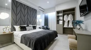 Lingos Hotel - Image 2
