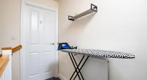 Luxury 5BDR with City Access, Free Parking and Wi-Fi - Image 5