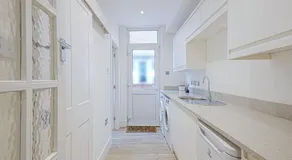 Beautiful House - Sleeps 8 - Close to City Centre - Free Parking, Fast Wifi and Smart TV with Virgin TV and Netflix by Yoko Property - Image 5