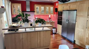 Luxury Villa with Beautiful Garden & Easy City Access - Image 3