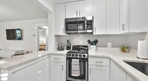 Private Uptown Flat - Walk to Nights of Lights! - Image 3