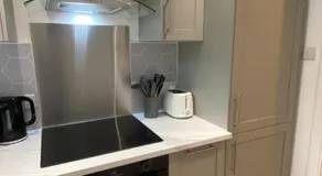 Modern apartment in Glasgow West End, free parking - Image 4