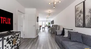 Outstanding 5 Bedroom Townhouse, Canal Views By Valore Property Services - Image 4