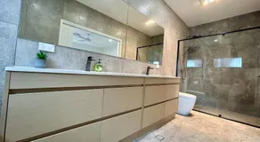 Modern 4BR 3Bath Duplex near Train Station Stylish Comfortable - Image 5