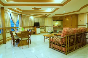 Elegant Circle Inn - Image 2