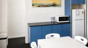 Cosy 3 Bedroom Apartment In Trendy Haberfield - Image 4