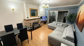 Spacious Two King Bedroom Stay Near M1 Walk to Leagrave Station Direct Trains to London - Image 2